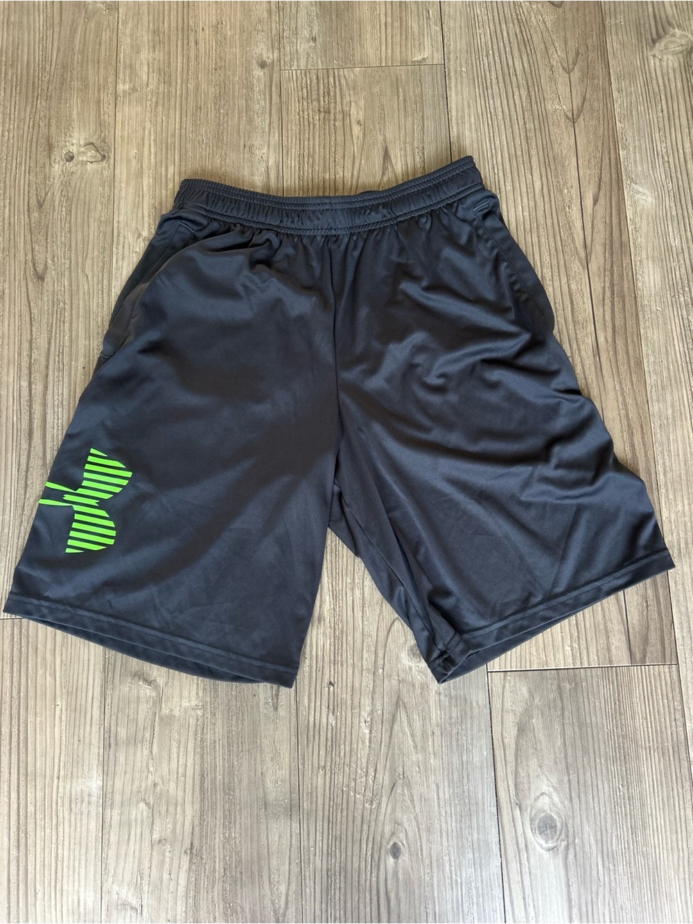 UNDER ARMOUR MEN'S HEAT GEAR GRAY neon logoLOOSE FIT SHORTS SIZE MEDIUM